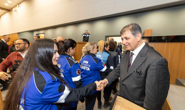Başkan Tugay Büyükşehir Belediyesi personeliyle bayramlaştı