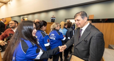 Başkan Tugay Büyükşehir Belediyesi personeliyle bayramlaştı