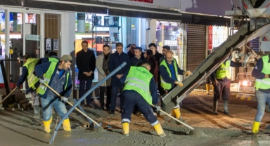Başkan Tugay yol emekçileriyle gece mesaisinde buluştu