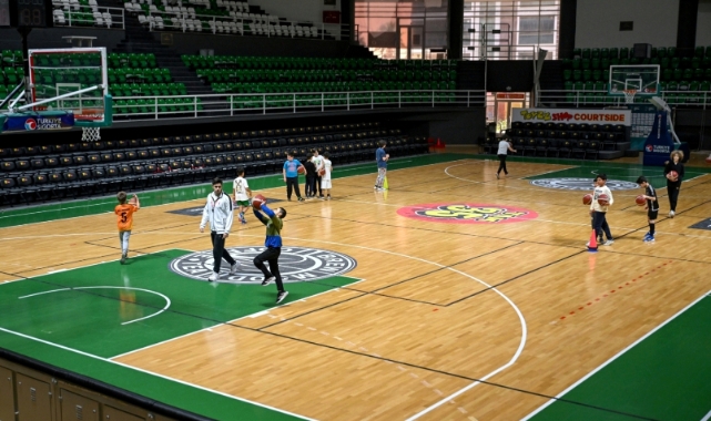 Bornova’da çocuklar sporla büyüyor