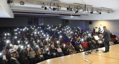 Çiğli’de Anadolu Rock Rüzgarı: Barış Manço ve Cem Karaca Şarkılarıyla Anıldı