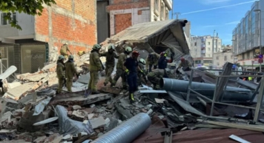 Fatih'te bina çöktü: Arama kurtarma çalışmaları sürüyor