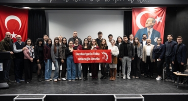 Gençler ‘Hibrit Kariyer Zirvesi’ için Konak’ta bir araya geldi