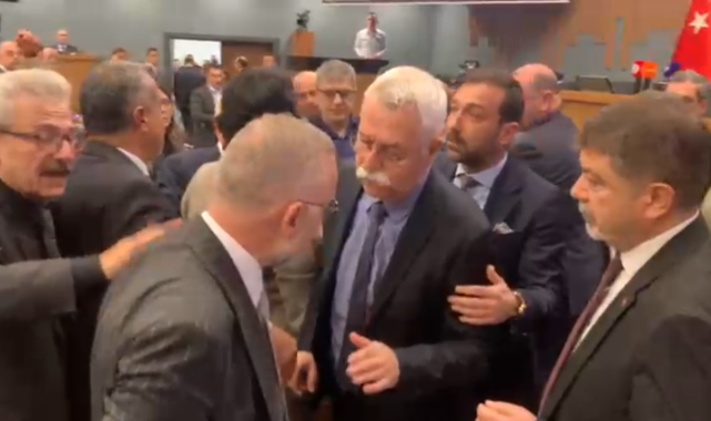 İzBB Meclisi'nde 'söz kesme' gerginliği: Oturuma ara verildi!