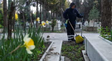 İzmir’de mezarlıklar Ramazan Bayramı’na hazırlanıyor