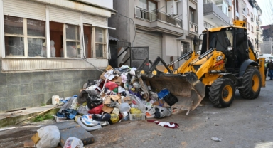 Karabağlar’ da çöp ev tamamen temizlendi