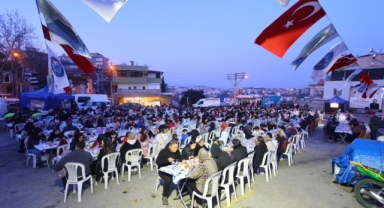 Karabağlar ’daki iftar buluşmasında yüzlerce vatandaş aynı sofrada