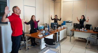 Karşıyaka Belediyesi’nde çalışanlar güne sporla başlıyor