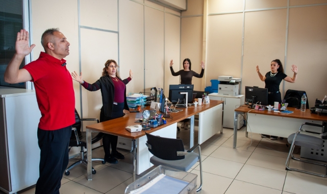 Karşıyaka Belediyesi’nde çalışanlar güne sporla başlıyor