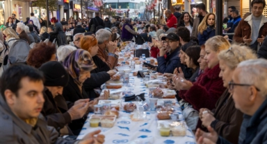 Karşıyaka Çarşı’ya dev sofra: 5 bin kişi iftarda buluştu!