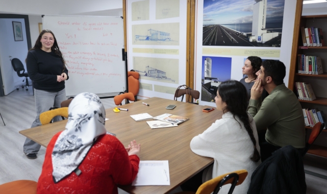 Konak’ta gençler yabancı dilini konuşarak geliştiriyor