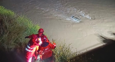 Menderes’te araç dereye uçtu, İzmir İtfaiyesi seferber oldu 