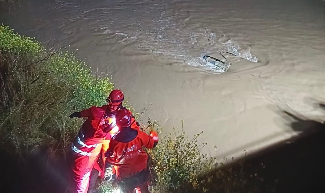 Menderes’te araç dereye uçtu, İzmir İtfaiyesi seferber oldu