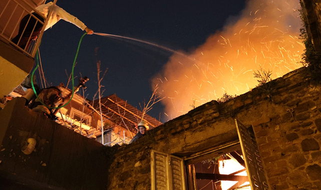 Yangında kalan adamı komşuları kurtardı!