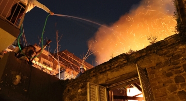 Yangında kalan adamı komşuları kurtardı!