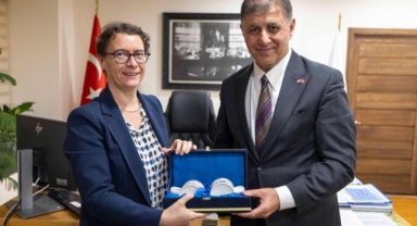 Başkan Tugay Büyükelçi Dumont ve Fransız heyetini konuk etti