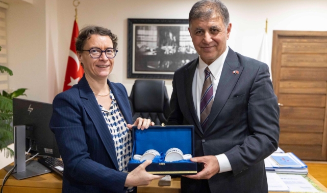 Başkan Tugay Büyükelçi Dumont ve Fransız heyetini konuk etti