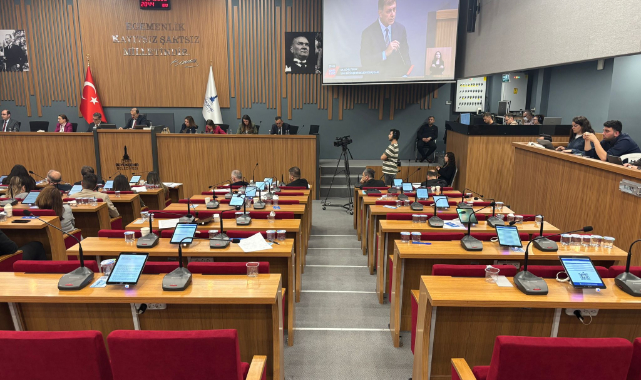 Başkan Tugay kürsüye çıktı, AK Parti salonu terk etti!