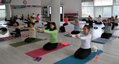 Bornova’da kadınlar yogayla güçleniyor