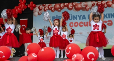 Bornova’da miniklerin 23 Nisan coşkusu sahneye taşt