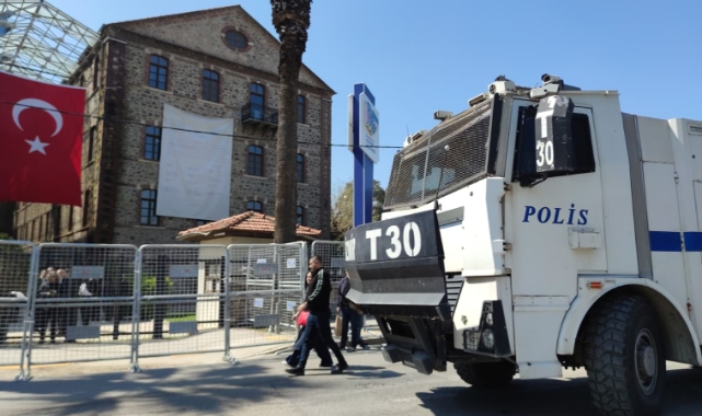 CHP İzmir'den 'Meslek Fabrikası' önünde olağanüstü toplantı