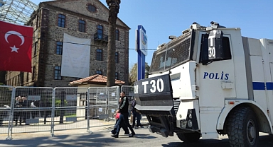 CHP İzmir'den 'Meslek Fabrikası' önünde olağanüstü toplantı
