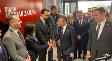 CHP Lideri Özel, İzmir İl Başkanlığına geldi!