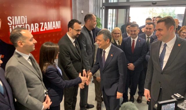 CHP Lideri Özel, İzmir İl Başkanlığına geldi!