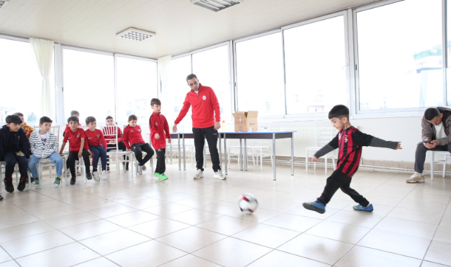 Çiğli'de geleceğin futbolcuları bilimsel ve çok yönlü etişiyor