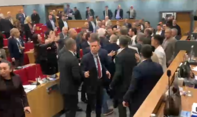 İzBB Meclisi'nde üçüncü kavga: AK Partili ve CHP'li üyeler arasında arbede!