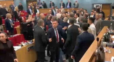 İzBB Meclisi'nde üçüncü kavga: AK Partili ve CHP'li üyeler arasında arbede!