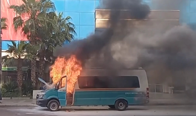 İzmir'de bir dolmuşu alevler sardı!