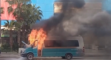 İzmir'de bir dolmuşu alevler sardı!