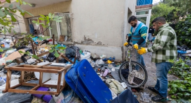 Karşıyaka Belediyesi’nden çöp eve müdahale: 3 ton atık çıkarıldı