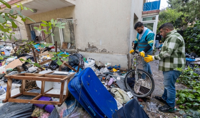 Karşıyaka Belediyesi’nden çöp eve müdahale: 3 ton atık çıkarıldı