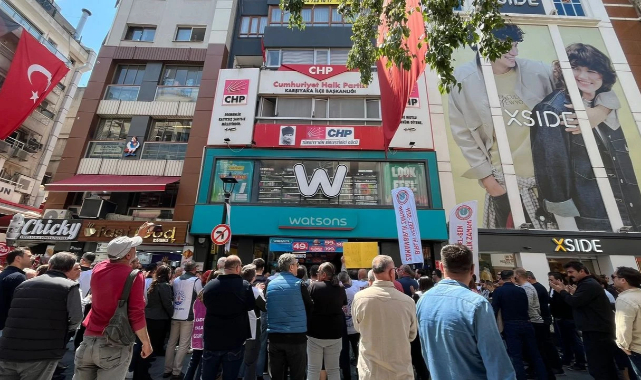 Karşıyakalı memurlar, CHP ilçe başkanlığı önünde!