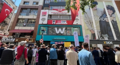 Karşıyakalı memurlar, CHP ilçe başkanlığı önünde!