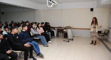 Karşıyakalı öğrencilere kariyer desteği: Meslek Tanıtım Günleri başladı