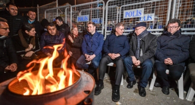 Meslek Fabrikası önünde gece nöbeti