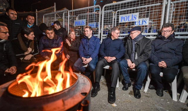 Meslek Fabrikası önünde gece nöbeti