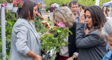 İzmir çiçek açtı, her yer rengârenk oldu