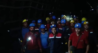 Açlık grevine başlayan madenciler kendilerini yer altına kapattı!