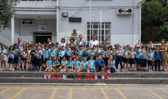 Bornovalı minik eller toprakla buluşuyor