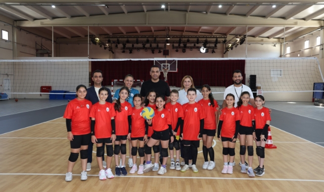 Çiğli Atatürk Kapalı Spor Salonu Yenilenen Yüzüyle Sporcular