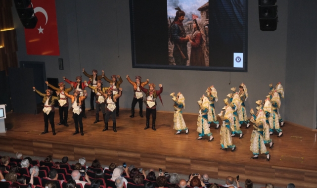 Dikili’de sanat rüzgarı: 7’den 70’e tüm kursiyerler yıl sonu coşkusunda buluştu