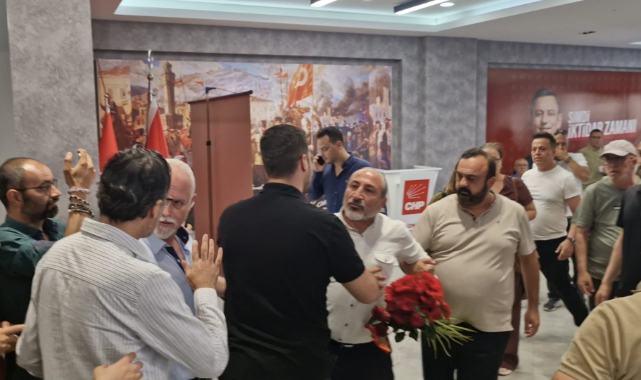 Gümrükçü'nün çiçeği CHP İl Binasını karıştırdı!