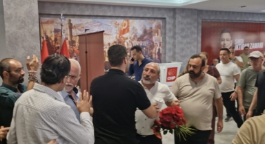 Gümrükçü'nün çiçeği CHP İl Binasını karıştırdı!