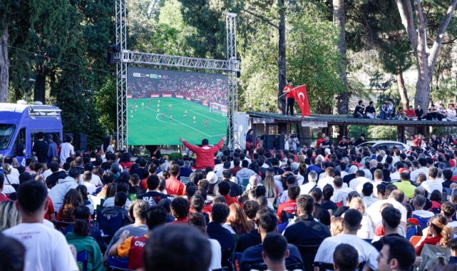 İzmir’de Dünya Kupası heyecanı meydanlara taştı
