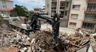 Konak’ta metruk bina yıkımları tam gaz