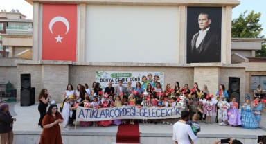 Menderes’te Öğrencilerden Duyarlı Defile